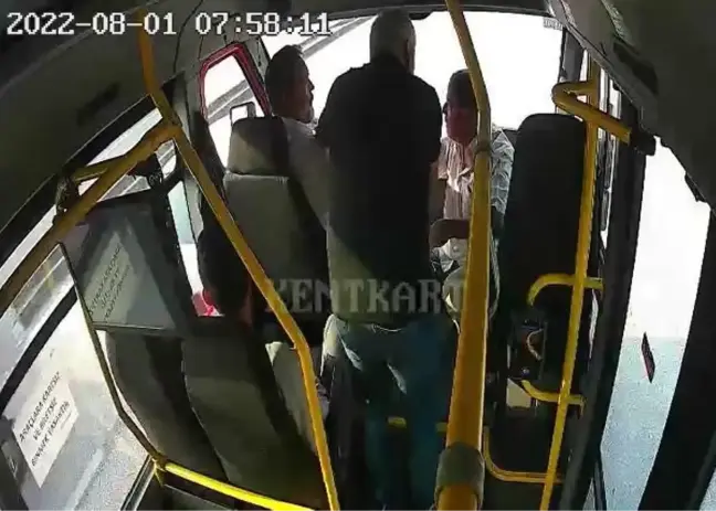 HAREKET HALİNDEKİ ÖZEL HALK OTOBÜSÜNÜN ŞOFÖRÜNE YUMRUK ATTI