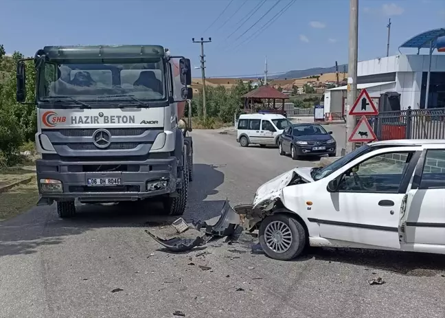 Çankırı'da beton mikseri ile otomobil çarpıştı, 2 kişi yaralandı