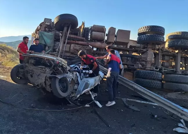 Bingöl'ün Genç ilçesinde kamyon ile otomobil çarpışması: 3 yaralı