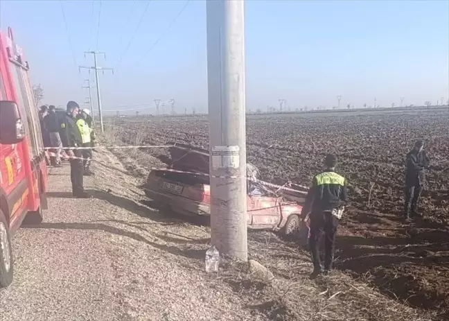 Konya'da Elektrik Direğine Çarpan Otomobilde 2 Kişi Hayatını Kaybetti