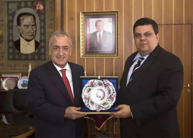 KKTC Milli Eğitim ve Kültür Bakanı, Rektör Çomaklı'yı Ziyaret Etti