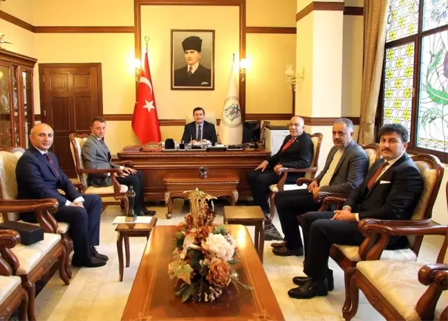 Mansiyon ödülüne layık görülen Veli öğretmene Vali Arslantaş'tan başarı belgesi