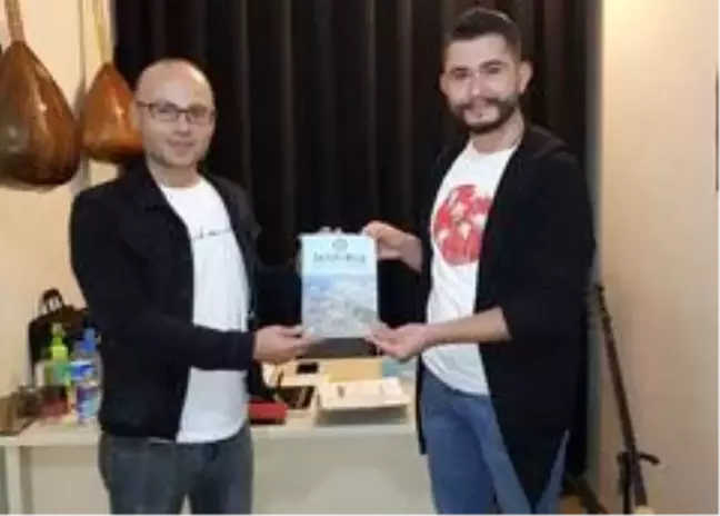 Yazdıkları kitapları birbirlerine hediye ettiler