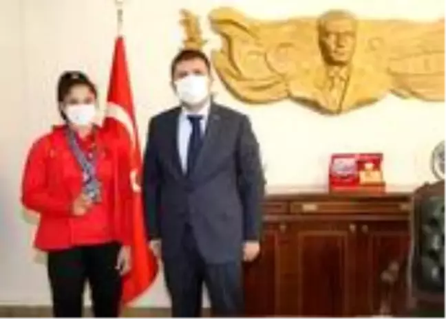 Son dakika haberleri | Vali Sarıibrahim, Avrupa üçüncüsü bronz madalya kazanan Özlem Yıldız'ı tebrik etti