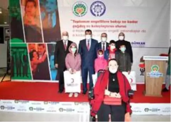 Engelli ve ailelerine kıyafet yardımı