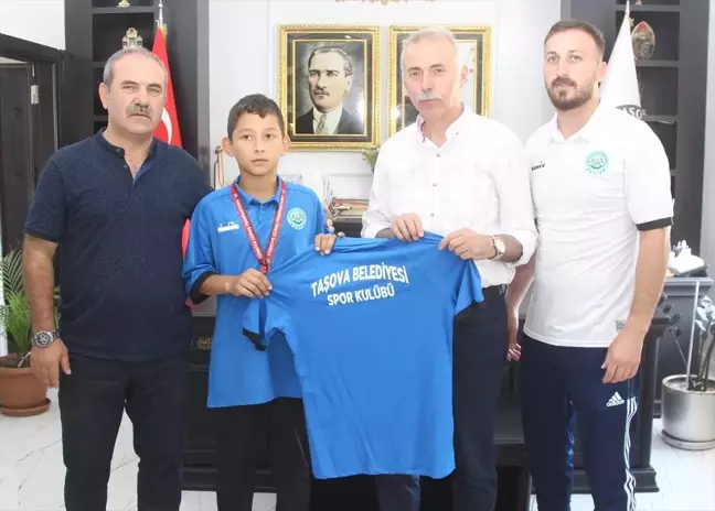 Taşova Belediye Başkanı Berat Öztürk'e Madalya Ödülü Verdi