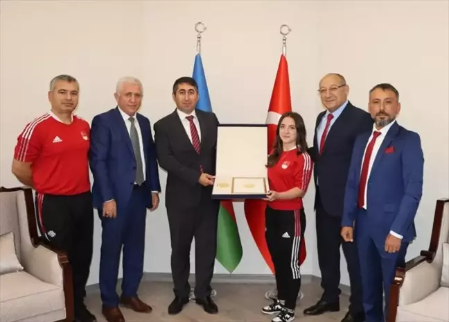 Azerbaycan Cumhurbaşkanı İlham Aliyev, Cansu Bektaş'a özel tasarımlı madalya hediye etti