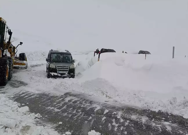 Muş'ta kar ve tipi nedeniyle araçlarıyla yolda kalanlar kurtarıldı