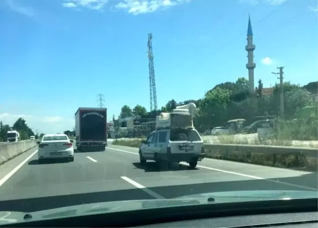 Yalova'da Tavanına Yerleştirilen Koltukla Seyir Eden Otomobil Görenleri Hayrete Düşürdü