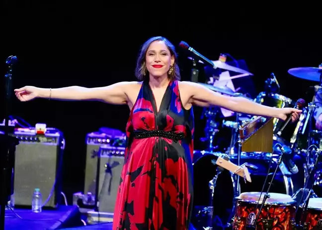 Pink Martini Harbiye'de konser verdi