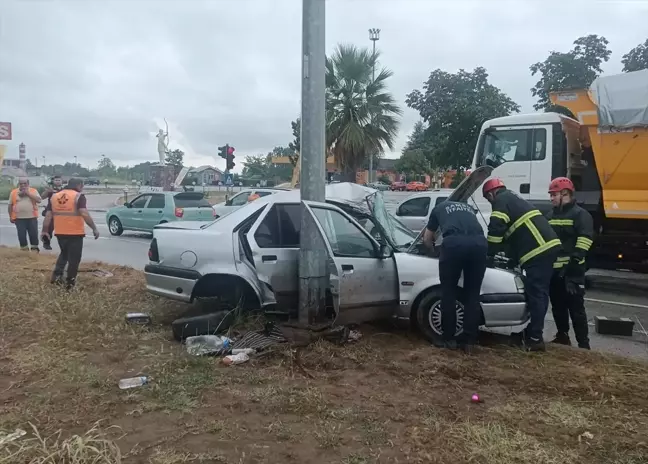 Samsun'da Otomobil Aydınlatma Direğine Çarptı: 1 Ölü, 2 Yaralı