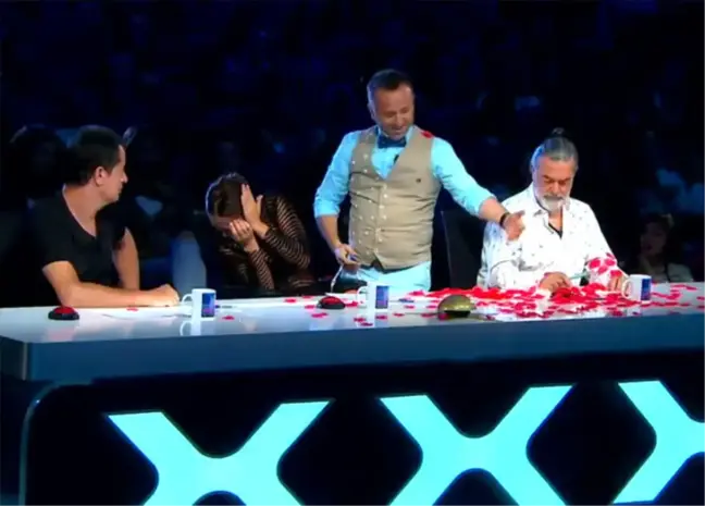 Hülya Avşar'ı Korkutan Jest!