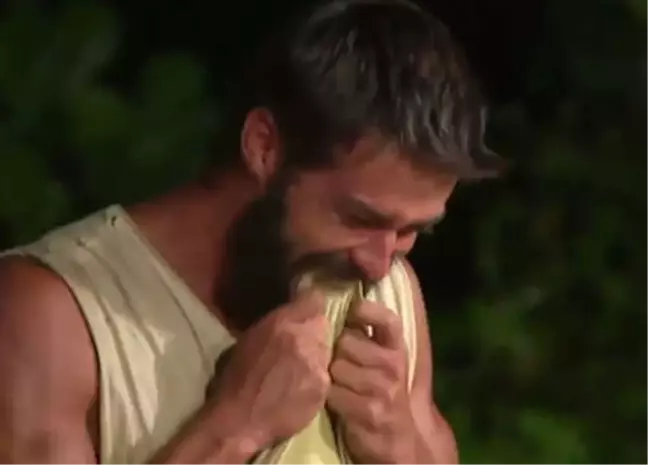 Hilmi Cem Sinirden Tişörtünü Isırdı
