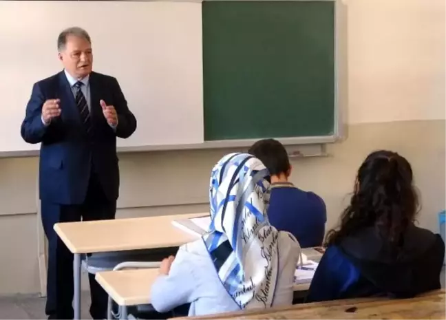 Tarihçi profesör, mezun olduğu okulda derse girdi
