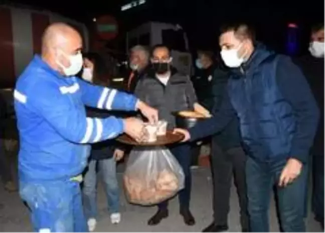 Başkan Günel, gece mesaisi yapan personele sıcak çorba ikram etti