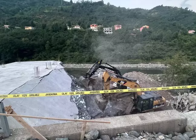 Giresun'da sel ve taşkın riskine karşı yapı yıkıldı