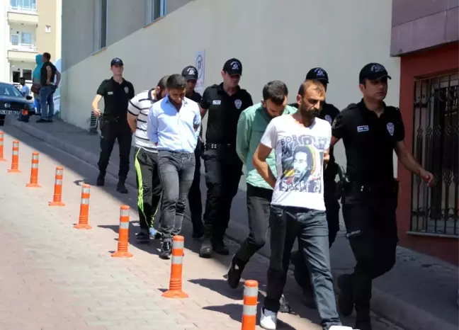 Uyuşturucu Taciri Adliyeye İsmi Esrar Markası Olan 'Bob Marley' Tişörtü ile Gitti