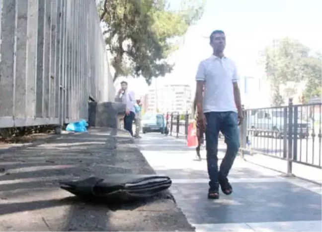 Temizlikçi, Bulduğu Cüzdanı Sahibine Teslim Etti