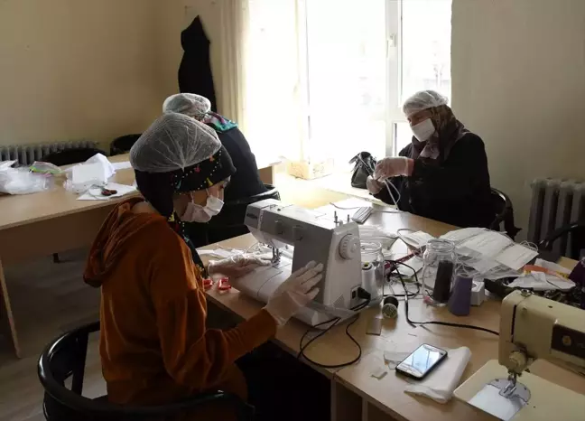 Aksaray'da gönüllü kursiyerler yıkanabilir maske üretimine başladı