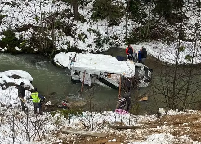 Trabzon'dan Gümüşhane'ye giden minibüs dereye yuvarlandı, sürücü yaralandı