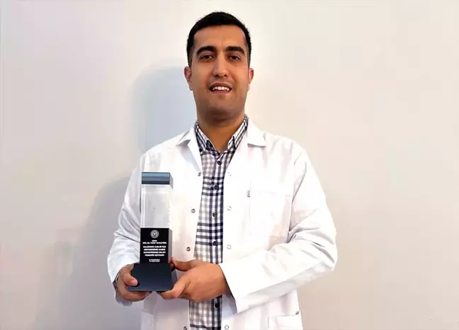 Nevşehir Devlet Hastanesi'ndeki Uzman Doktor, deprem çalışmalarıyla ödüle layık görüldü