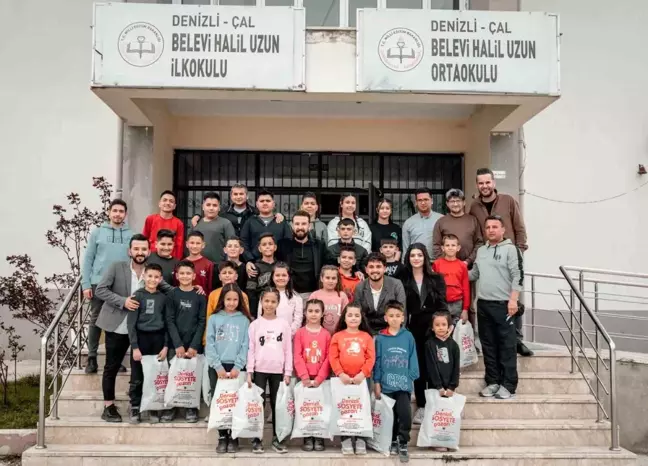 Kuaför Mehmet Çağdaş, 23 Nisan'da çocukları sevindirdi