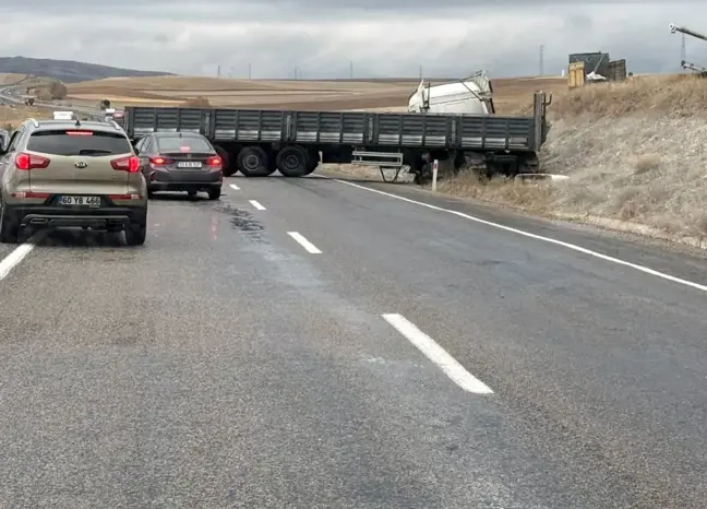 Yozgat'ta Yağışlı Havada Tır Kaza Yaptı, Trafik Durdu