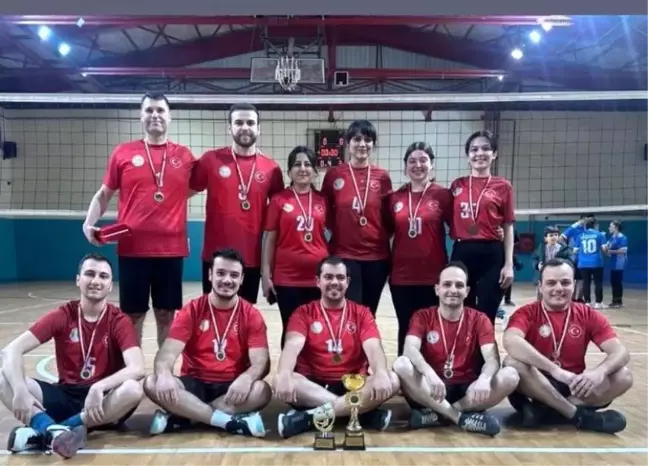 Alaşehirli Avukatlar Voleybol Turnuvasında Üst Üste İkinci Şampiyonluğu Kazandı