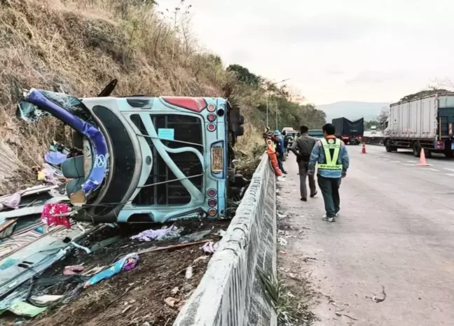 Tayland'da otobüs devrildi: 18 ölü, 31 yaralı