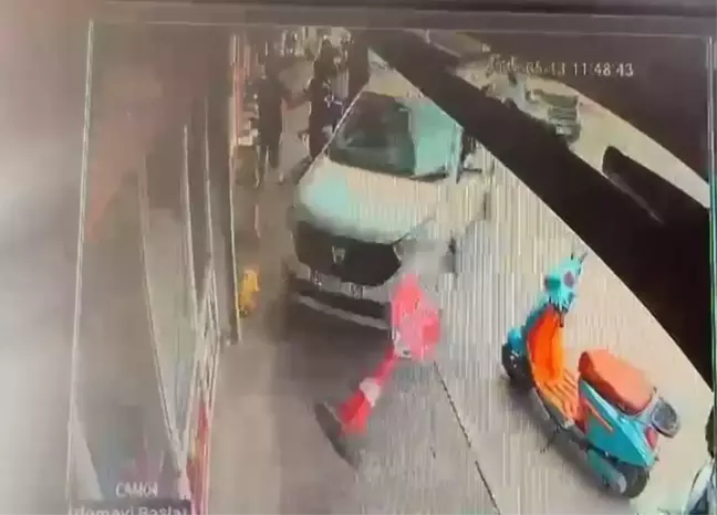 Adana'da Kontrolü Kaybeden Araç Bisikletliye Çarptı