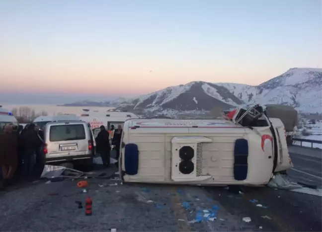 Bitlis'te Ambulans ile Hafif Ticari Araç Çarpıştı: 4 Ölü, 1 Yaralı