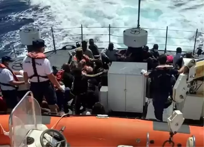 Marmaris'te can sallarındaki 39 kaçak göçmen kurtarıldı