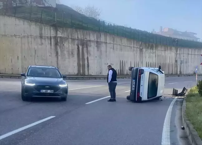 Bartın'da Otomobilin Elektrik Direğine Çarpması Sonucu Sürücü Yaralandı