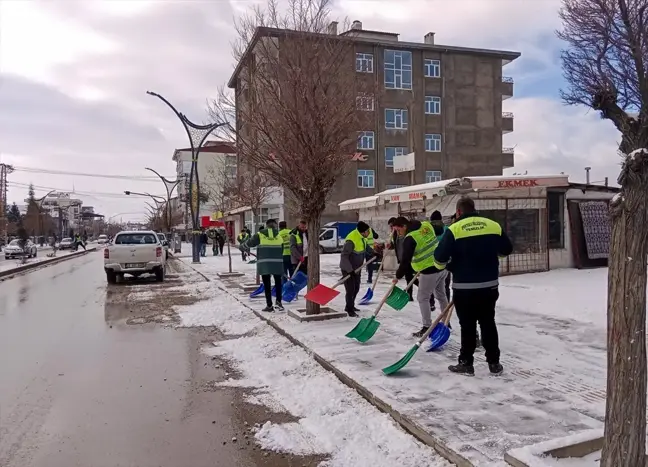 Van, Bitlis ve Muş'ta Kar Yağışı Yolları Kapattı