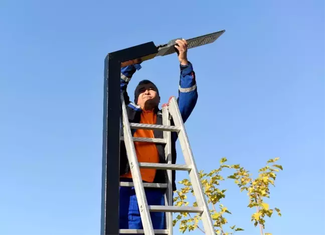 Parklar güneşle aydınlanıyor