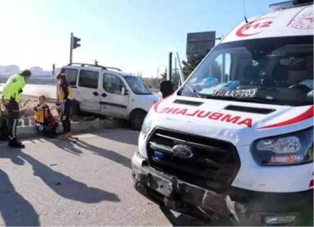 Son dakika haberi... Vakaya giden ambulansla hafif ticari araç çarpıştı