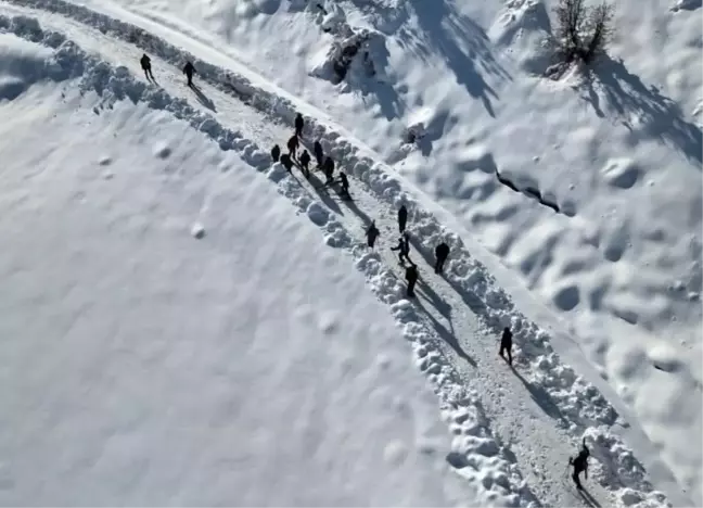 Tunceli'de Kayak Sevgisi Yayılıyor: Köylüler, Çocuklara Kayak Eğitimi Veriyor