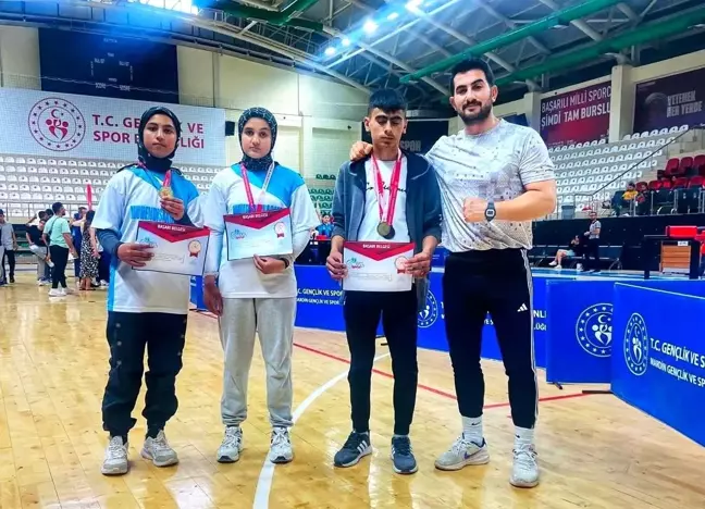 Bitlisli Öğrenciler Bilek Güreşi Bölge Finalinde Başarı Elde Etti