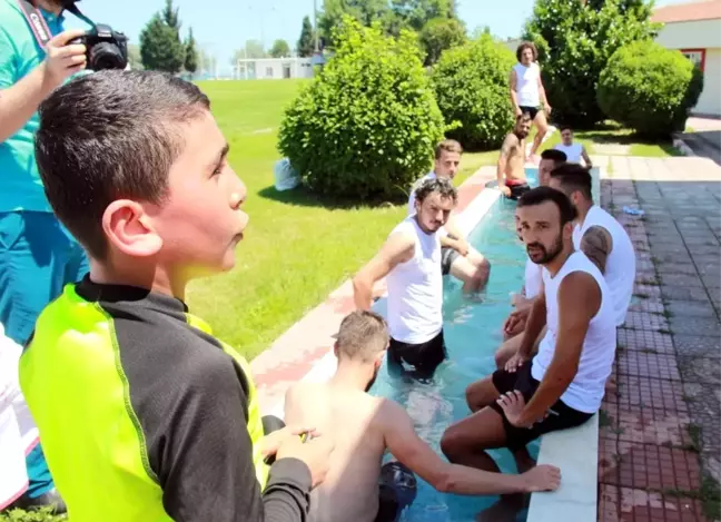 Minik Kaleci ile Futbolcuların Güldüren Diyaloğu