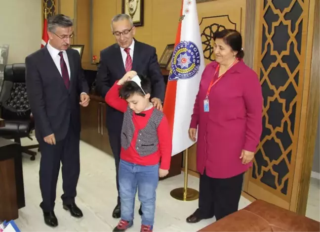 Lösemiyi Yenen Talha Maskesini Emniyet Müdürü ile Attı