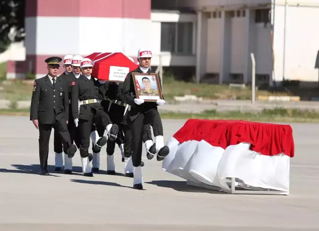 Şehit Oktay Salar'ın naaşı memleketi Balıkesir'e uğurlandı