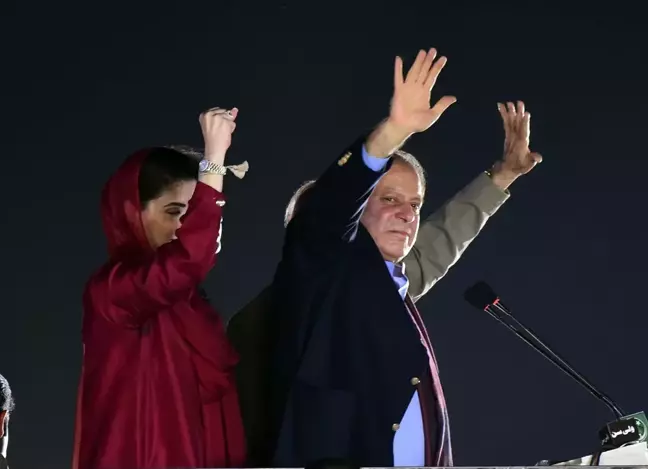 Navaz Şerif Pakistan'a Döndü