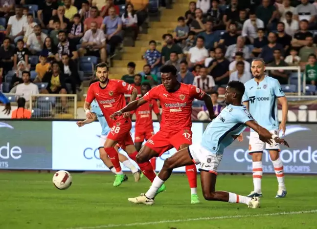 Hatayspor - Başakşehir Maçının İlk Yarısı 1-0 Başakşehir'in Üstünlüğüyle Sonuçlandı
