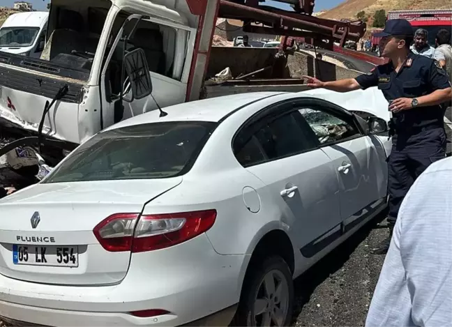 Adıyaman'da Kamyonet ile Otomobil Çarpıştı: 1 Ölü, 3 Yaralı