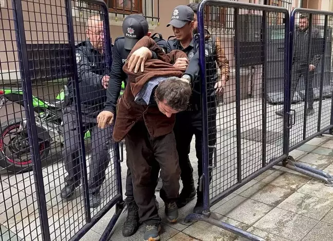 Beyoğlu'nda polise bıçakla saldıran şüpheli adliyeye sevk edildi