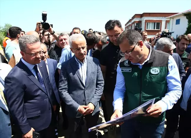 Ulaştırma Bakanı Şiddetli Yağış Sonrası Fabrika Göçüğü Mağdurlarını Ziyaret Etti