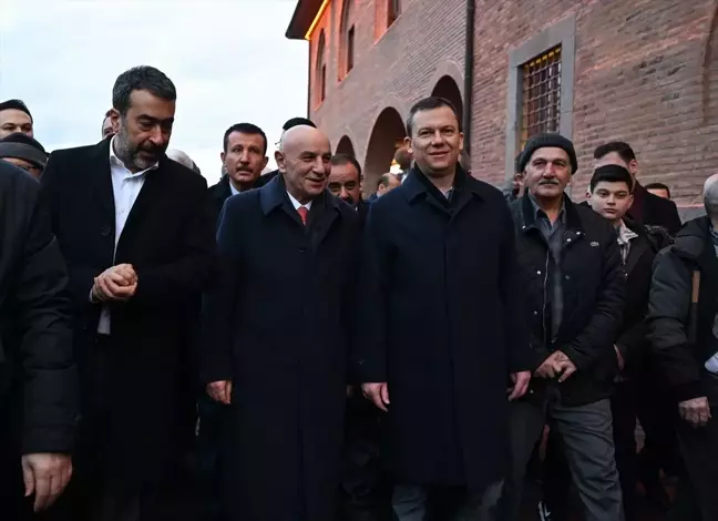 AK Parti Ankara Büyükşehir Belediye Başkan Adayı Turgut Altınok, Hacı Bayram Veli Camisi'nde sabah namazını kıldı