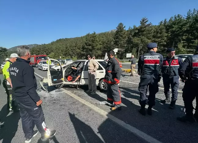 Manisa'da trafik kazası: 3 yaralı