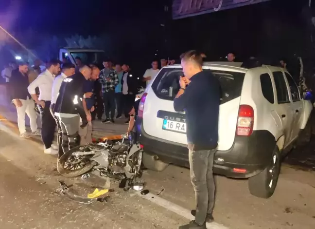 Bursa'da otomobile çarpan motosikletteki 2 kardeş yaralandı