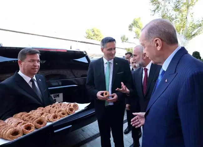 Cumhurbaşkanı Erdoğan, Mevlid Kandili’nde Basın Mensuplarına Simit Dağıttı